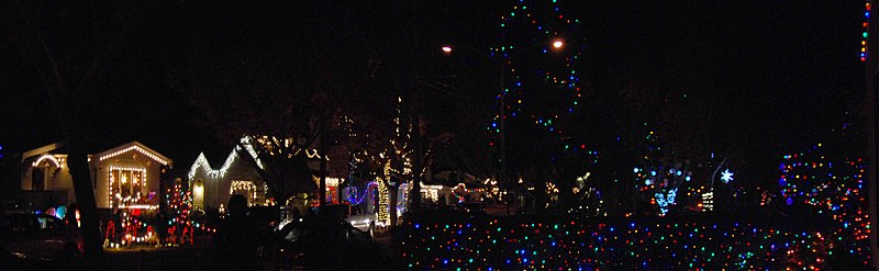 File:Alameda California Thomson Street Christmas lights.jpg