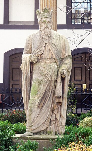 File:Alfred The Great statue.JPG