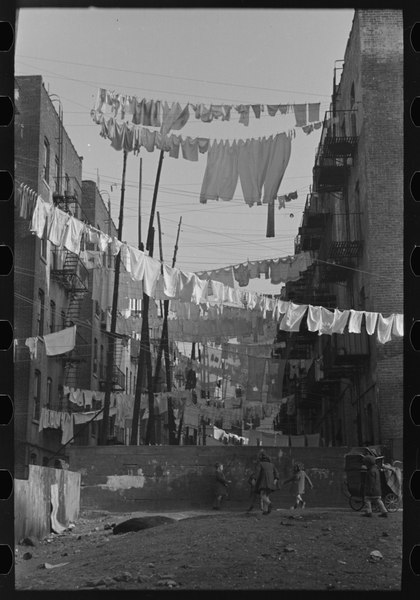 File:An avenue of clothes washings between 138th and 139th Street apartments, just east of St. Anne's Avenue, Bronx, New York LCCN2017734934.tif