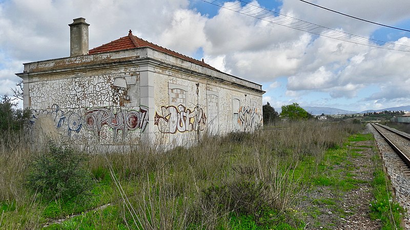 File:Apeadeiro de Odiaxere - vista geral 03.2018.jpg