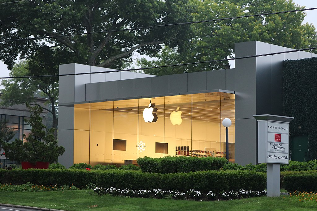 Apple Retail Store Entrance – Stock Editorial Photo © wolterke #87900466