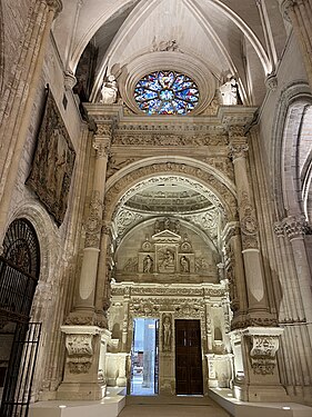 Arc sculpté par Étienne Jamet. Marque le passage de la cathédrale au cloître adjacent.