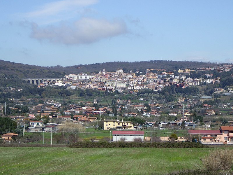 File:Ariccia e Vallericcia.JPG