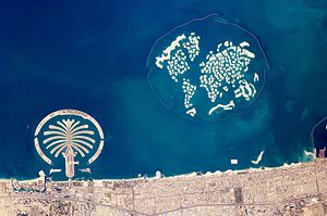 "איי העולם" ו"איי התמרים" - תצלום מלוויין של האיים המלאכותיים שנבנו במי המפרץ הפרסי מול חופי דובאי. "איי העולם" ערוכים בצורת מפת העולם; "איי התמרים" שקדמו להם מעוצבים בצורת עץ תמר.