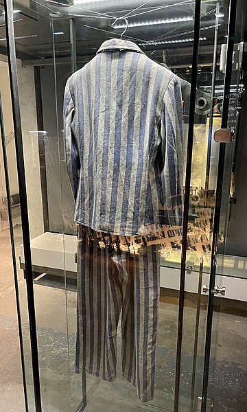 File:Auschwitz-Birkenau Konzentrations- u. Vernichtungslager German Nazi concentration extermination camp Prisoner uniform striped Red triangle political Schutzhäftling 115919 Fangedrakt Holocaust exhibition HL-senteret Oslo Norway 2021 C.jpg