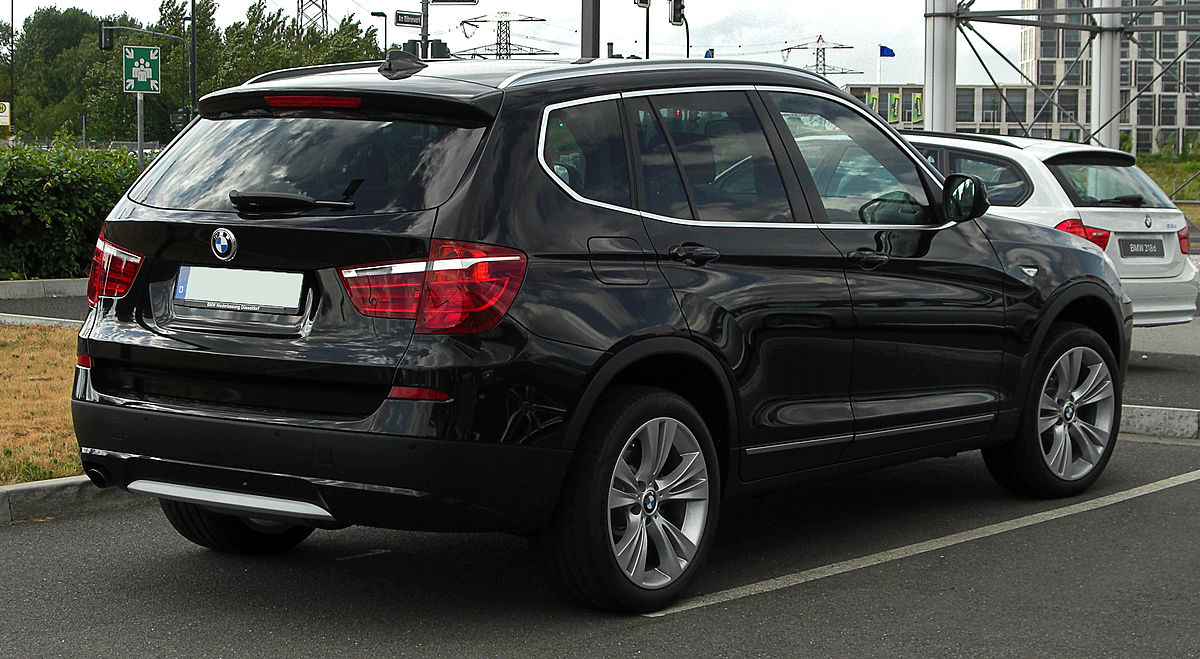 File:BMW X3 (F25) – Heckansicht, 22. Mai 2011, Düsseldorf.jpg