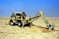 Unimog-graaflaadmachine van het USMC tijdens Operatie Desert Storm