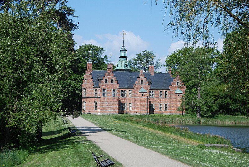 File:Badstueslottet (Hillerød).jpg