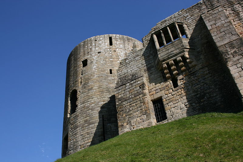 File:Barnard Castle's round tower, 2007.jpg