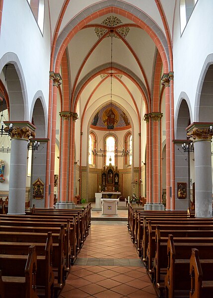 File:Bassenheim, Martinuskerk - overzicht interieur.jpg