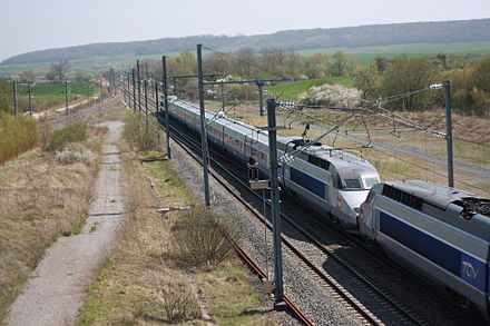 TGV venant de quitter le raccordement de Baudrecourt, et passant au droit de l'ancienne gare, en avril 2010.