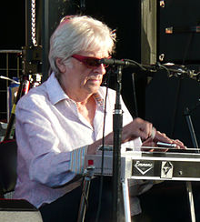 Ben Keith auf der Bühne mit Neil Young, Köln 2009