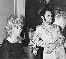 Photo en noir et blanc d'une femme et un homme en costumes de scène.