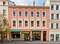 Wohnhaus in geschlossener Bebauung, mit Laden