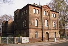 Als Kulisse für das Mädchenheim diente die damalige Gottlob-Münsinger-Schule, heute ein Bürogebäude, auf der Insel Eiswerder.