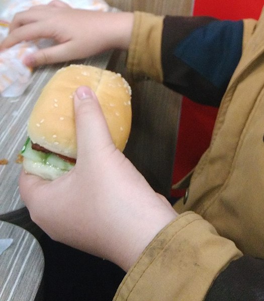 File:Bon ăn hambuger ở Jolibee Đông Hà 2018 (1).jpg