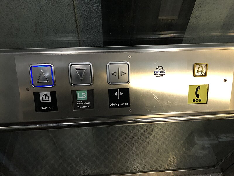 File:Botons ascensor Penitents.jpg