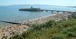 Foto eines überfüllten Strandes von Bournemouth in der Nähe des Piers von Bournemouth an einem heißen Sommertag