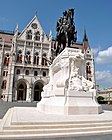 Estatua de Gyula Andrássy al sur del edificio