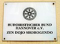 Deutsch: Tafel des Buddhistischen Bunds Hannover e.V. mit dem Hinweis auf Zen Dôjô Shôbôgendô am Sitz des Buddhistischen Zentrums Hannover in der Drostestraße 8 ...