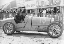 Meo Costantini, pilote Bugatti, au volant d’une Type 35 lors du GP de l’ACF 1924.