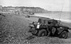 שריונית בריטית נטושה על חוף דייפ לאחר כישלון הפשיטה