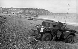 שריונית בריטית מדגם דיימלר דינגו נטושה על חוף דייפ לאחר כישלון הפשיטה