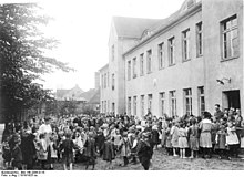 Heimkehrer in der Schulpause, 1919