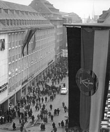 Hängende DDR-Flagge am Messehaus am Markt in Leipzig