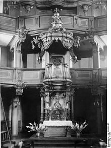 Interior: the typical Protestant pulpit altar, photo 1939. Bundesarchiv Bild 183-R93465, Berlin, Dreifaltigkeitskirche.jpg