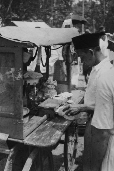 File:COLLECTIE TROPENMUSEUM Een verkoper van etenswaren bij zijn kar Palembang TMnr 60026842.jpg