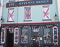Normaund: Cabathet Irlandais The Ha'penny Bridge au Bridge, Saint Hélyi, Jèrri - auve des couleurs pouor lé Jour d'la Libéthâtion l'9 d'Mai