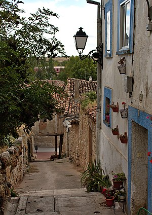 Calle que baja desde la Iglesia en Cardeñalijo.jpg