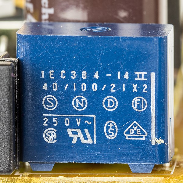 File:Canon battery charger CB-5L - board - ceramic disc capacitor -7420.jpg