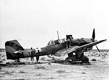 Un Ju 87B de la 5./St.G 2 examiné par des troupes britanniques après un atterrissage d'urgence dans le désert nord-africain en décembre 1941.