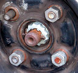 https://upload.wikimedia.org/wikipedia/commons/thumb/1/15/Car_hub_cotter_pin.jpg/256px-Car_hub_cotter_pin.jpg