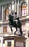 Estatua ecuestre de Carlos IV en la Plaza Tolsá, frente al Museo Nacional de Arte.