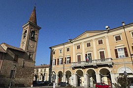 Piazza Francesco Meardi, San Giovanni Battista Kilisesi ve Belediye Binası