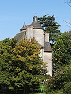Corps de logis du château de Mayrac (Lot) datant du quinzième siècle, prise du côté sud, au début d'automne.