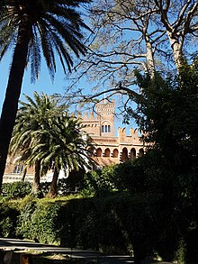 Vue du château d'Albertis depuis les jardins qui l'entourent et qui abrite un musée consacré aux cultures du monde.