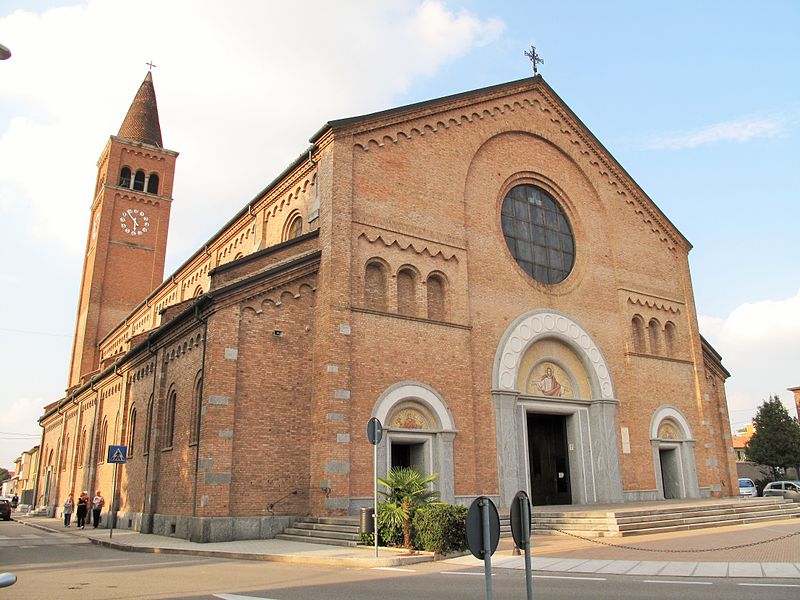 File:Chiesa nuova dei Santi Apostoli Pietro e Paolo di Sacconago.JPG