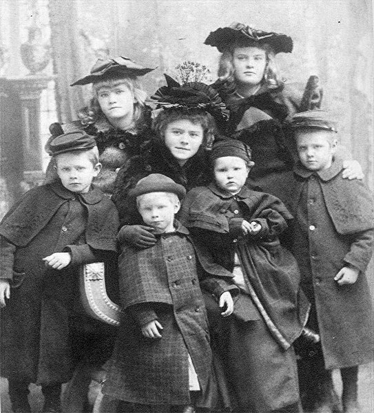 File:Chris Evans' (outlaws) children(1894)(left-to-right)(in back) Ynez, Winifred, (Center)Eva, (Front) JosephFrancis, JohnChristopher, PatrickCarl(BabyCarl), LouisNapoleon.jpg