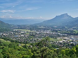 Chambéry'den güneydoğuya doğru Trouée des Marches manzarası, solda Bauges masifinin ayağı, sağda Chartreuse masifi ve özellikle Mont Granier ve arka planda Belledonne zinciri arka planda. - ötesinde. Isère (görünmez).