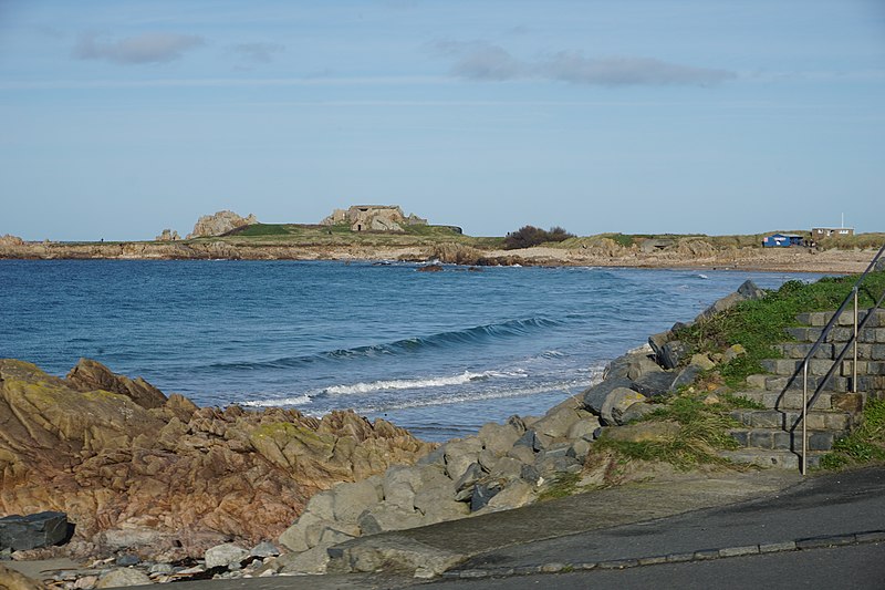 File:Cobo Bay, Guernsey (49557917652).jpg