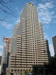 Gran torre gris con líneas rectas cortadas.