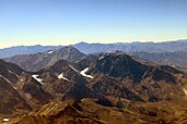 In the foreground from left to right: slopes of Mercedario, Pico Polaco, La Mesa. In the background, from left to right, Cerro Ramada and the faintly visible peak of Alma Negra