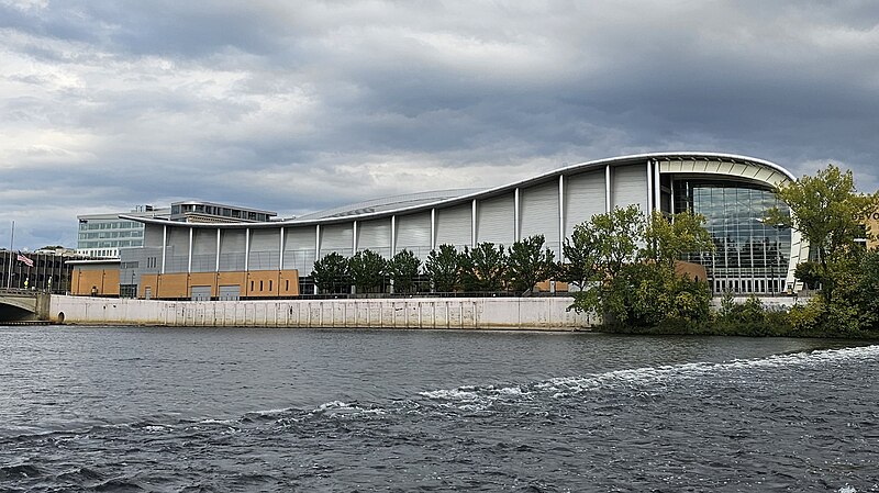 File:DeVos Place Convention Center.jpg