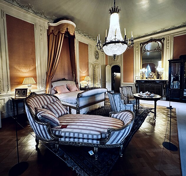 File:De Haar Castle bedroom with seating.jpg