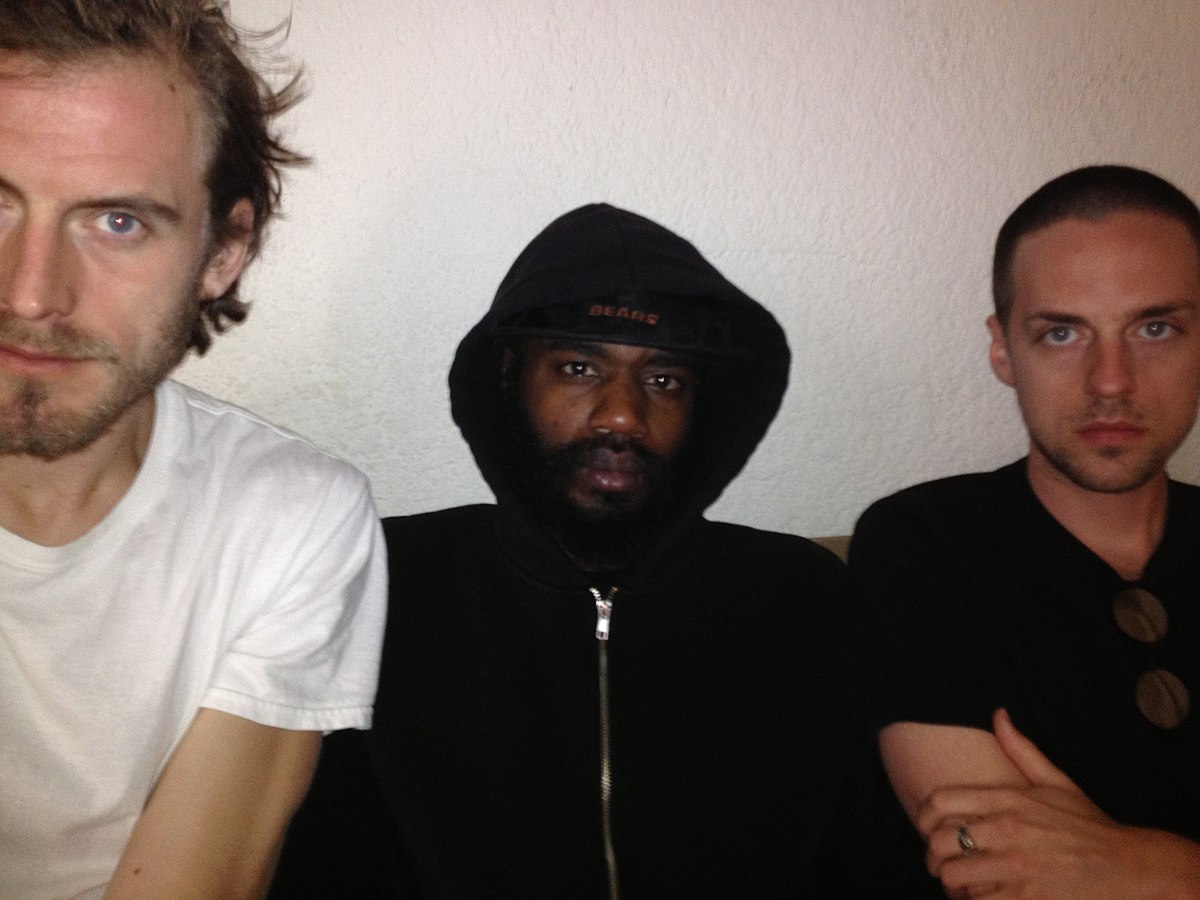 https://upload.wikimedia.org/wikipedia/commons/thumb/1/15/Death_grips_2014.jpg/1200px-Death_grips_2014.jpg