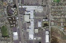 Overview after the merger of the Del Amo Fashion Square (north) and the Del Amo Center (south). Photo taken between 2004 and 2005. Delamocentre.png